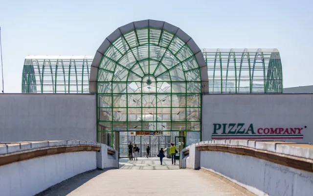 Zchátralý terminál na Čerňáku se dočká rekonstrukce. Lávka nad nástupištěm je ve špatném stavu