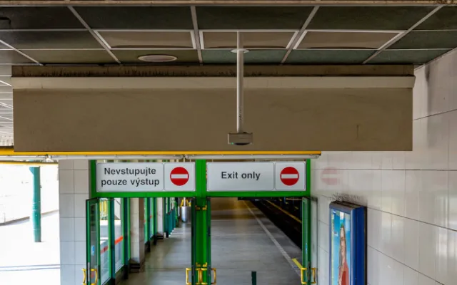 Zchátralý terminál na Čerňáku se dočká rekonstrukce. Lávka nad nástupištěm je ve špatném stavu