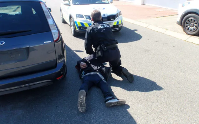 FOTO: Skupinka zlodějů ukradla auto. Strážníci je našli, protože s ním jezdili po chodníku