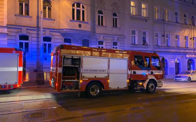 V Praze v noci hořel bytový dům, pět lidí skončilo v nemocnici.