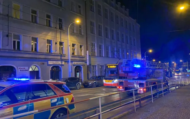 V Praze v noci hořel bytový dům, pět lidí skončilo v nemocnici.