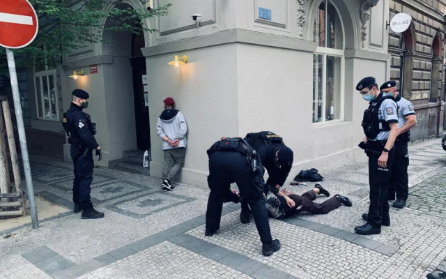 FOTO, VIDEO: Cizinci přepadli kolemjdoucího na Vinohradské. Policisté je chytili hned po činu