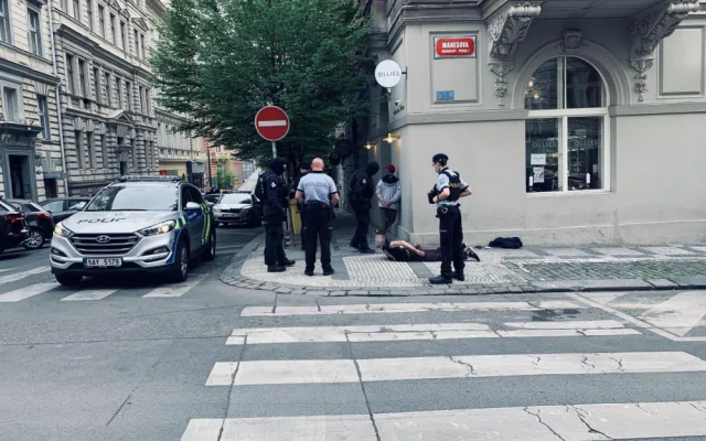 FOTO, VIDEO: Cizinci přepadli kolemjdoucího na Vinohradské. Policisté je chytili hned po činu