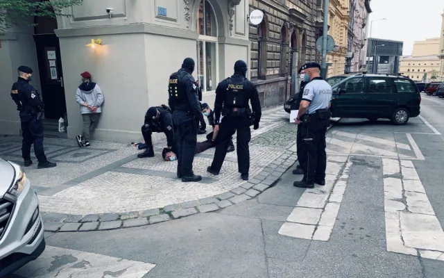 FOTO, VIDEO: Cizinci přepadli kolemjdoucího na Vinohradské. Policisté je chytili hned po činu