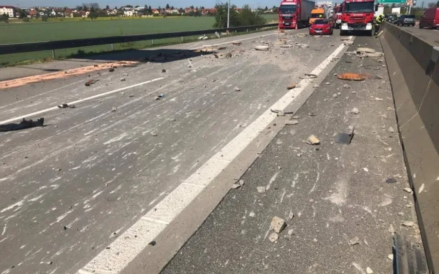 FOTO, VIDEO: Pražský okruh uzavřela nehoda. Auta a motorkář narazili do vysypaného nákladu