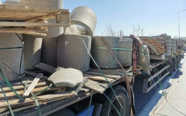 FOTO, VIDEO: Pražský okruh uzavřela nehoda. Auta a motorkář narazili do vysypaného nákladu