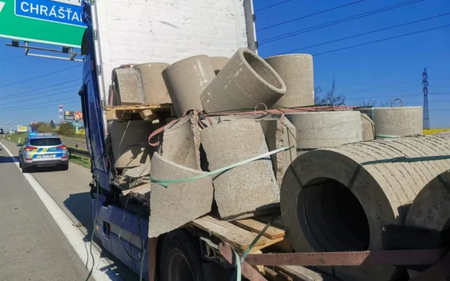 FOTO, VIDEO: Pražský okruh uzavřela nehoda. Auta a motorkář narazili do vysypaného nákladu