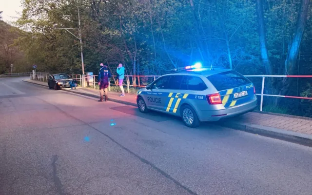 VIDEO: Muž v kradeném autě při honičce srazil policistu. Padl i varovný výstřel