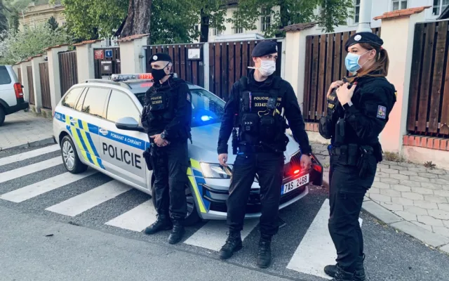 VIDEO: Muž v kradeném autě při honičce srazil policistu. Padl i varovný výstřel