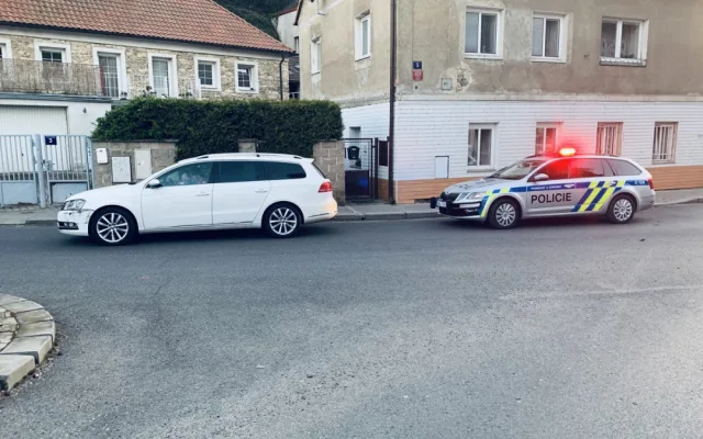 VIDEO: Muž v kradeném autě při honičce srazil policistu. Padl i varovný výstřel