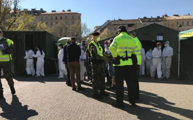 FOTO, VIDEO: V Praze začalo plošné testování. Podívejte se do front na Náměstí Míru