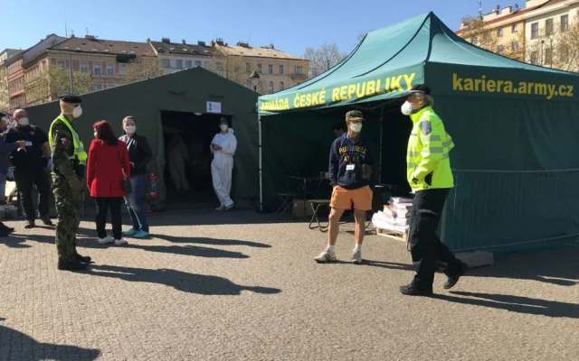 FOTO, VIDEO: V Praze začalo plošné testování. Podívejte se do front na Náměstí Míru