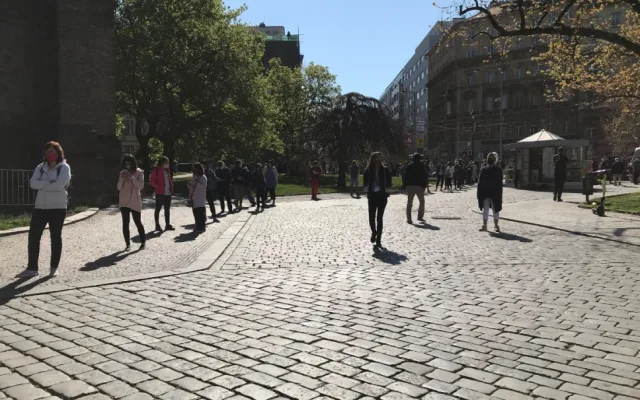 FOTO, VIDEO: V Praze začalo plošné testování. Podívejte se do front na Náměstí Míru