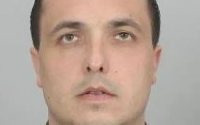 Policie pátrá po mužích, kteří kradou v obchodech. Jeden z nich má zákaz pobytu v ČR