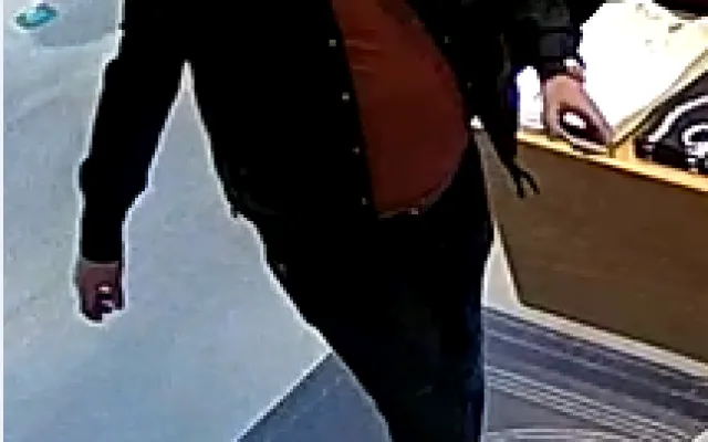Policie pátrá po mužích, kteří kradou v obchodech. Jeden z nich má zákaz pobytu v ČR