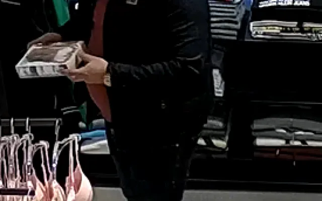Policie pátrá po mužích, kteří kradou v obchodech. Jeden z nich má zákaz pobytu v ČR