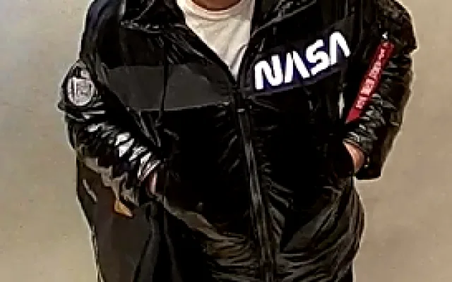 Policie pátrá po mužích, kteří kradou v obchodech. Jeden z nich má zákaz pobytu v ČR