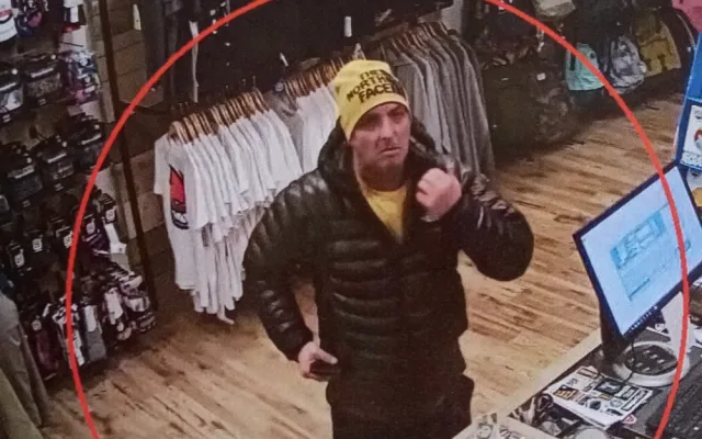 Policie pátrá po mužích, kteří kradou v obchodech. Jeden z nich má zákaz pobytu v ČR