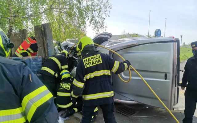 AKTUÁLNĚ: Zaklíněného pasažéra museli z auta dostat hasiči. Do nemocnice letěl vrtulníkem