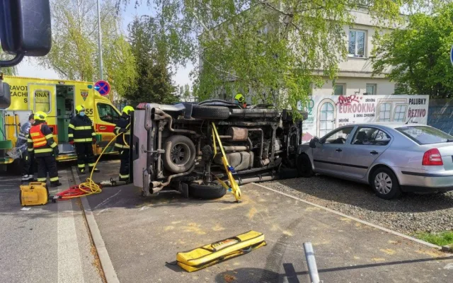 AKTUÁLNĚ: Zaklíněného pasažéra museli z auta dostat hasiči. Do nemocnice letěl vrtulníkem