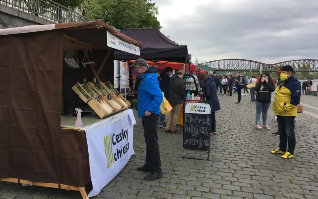FOTO: Trhy na náplavce jsou zpět. U některých stánků se dnes tvořily fronty