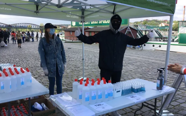 FOTO: Trhy na náplavce jsou zpět. U některých stánků se dnes tvořily fronty
