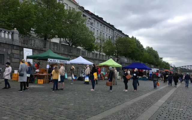 FOTO: Trhy na náplavce jsou zpět. U některých stánků se dnes tvořily fronty