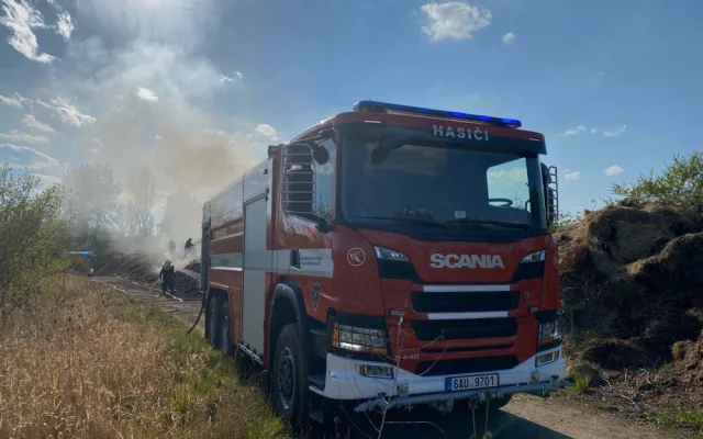 FOTO, VIDEO: Pražští hasiči zasahovali u požáru skládky