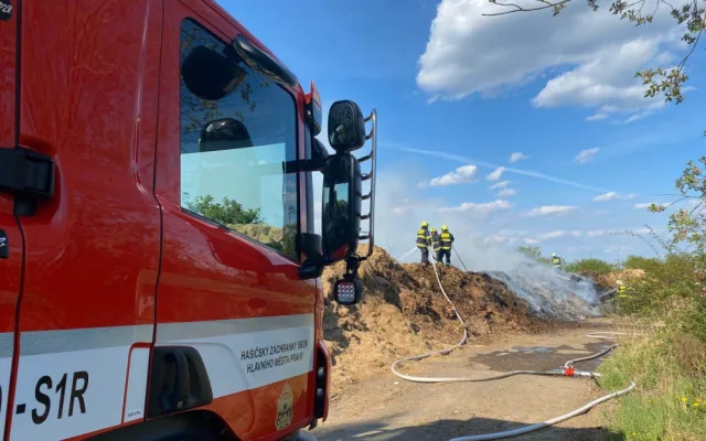 FOTO, VIDEO: Pražští hasiči zasahovali u požáru skládky