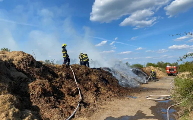 FOTO, VIDEO: Pražští hasiči zasahovali u požáru skládky