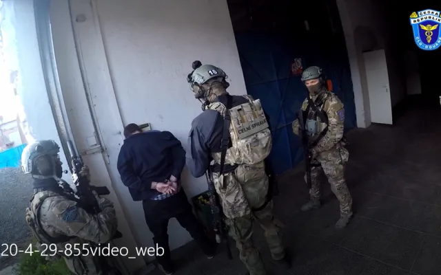 Obří akce policie a celníků! Rozprášili mezinárodní gang výrobců nelegálních cigaret