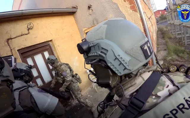 Obří akce policie a celníků! Rozprášili mezinárodní gang výrobců nelegálních cigaret