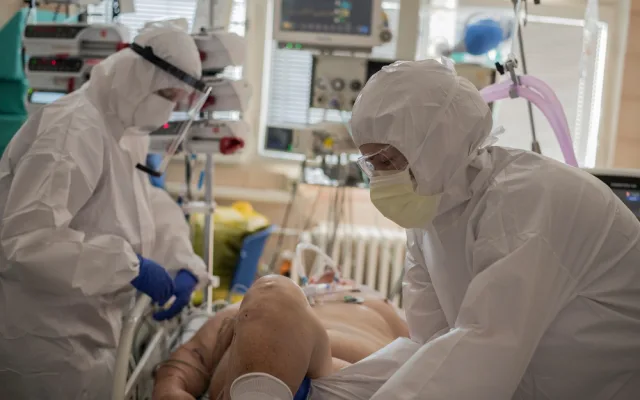 FOTOGALERIE: Podívejte se na pokoje, ve kterých leží nakažení pacienti Na Bulovce