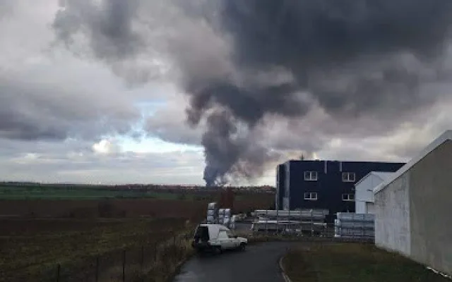Pálení odpadu u tržnice SAPA se vymklo kontrole. Podnikovým hasičům musely pomáhat jednotky z okolí