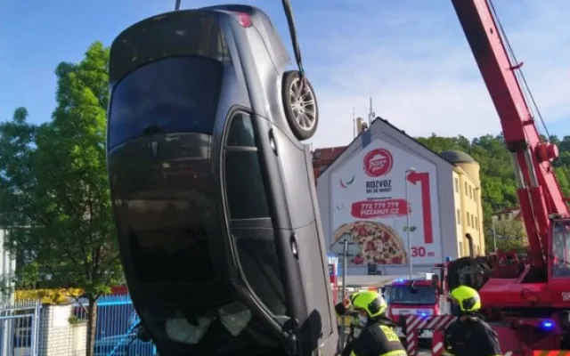 VIDEO: Auto dnes v Michli prorazilo zábradlí a skončilo mimo silnici. Posádka se zranila