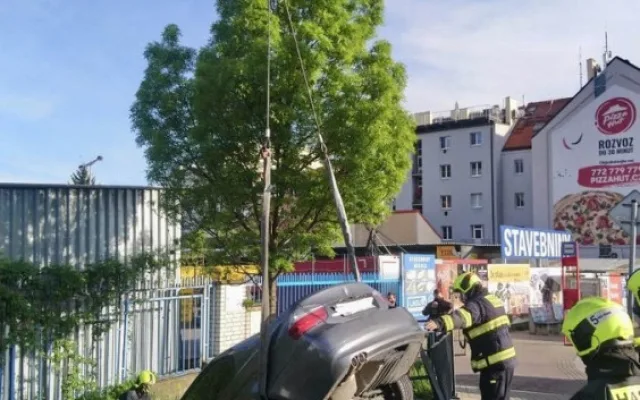 VIDEO: Auto dnes v Michli prorazilo zábradlí a skončilo mimo silnici. Posádka se zranila