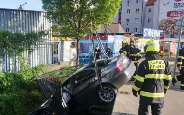 VIDEO: Auto dnes v Michli prorazilo zábradlí a skončilo mimo silnici. Posádka se zranila