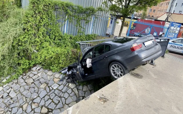 VIDEO: Auto dnes v Michli prorazilo zábradlí a skončilo mimo silnici. Posádka se zranila