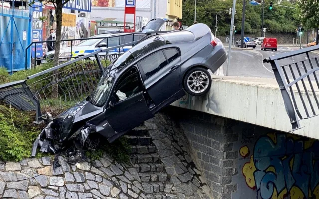 VIDEO: Auto dnes v Michli prorazilo zábradlí a skončilo mimo silnici. Posádka se zranila