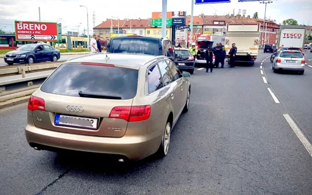 FOTO, VIDEO: Ulicemi Prahy policii ujížděl zfetovaný muž se třemi zákazy řízení