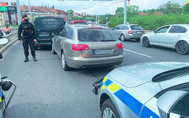 FOTO, VIDEO: Ulicemi Prahy policii ujížděl zfetovaný muž se třemi zákazy řízení