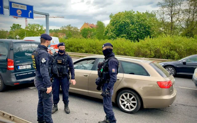 FOTO, VIDEO: Ulicemi Prahy policii ujížděl zfetovaný muž se třemi zákazy řízení