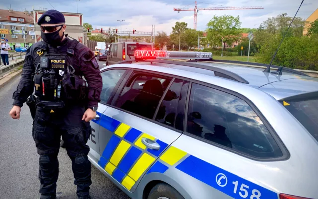FOTO, VIDEO: Ulicemi Prahy policii ujížděl zfetovaný muž se třemi zákazy řízení