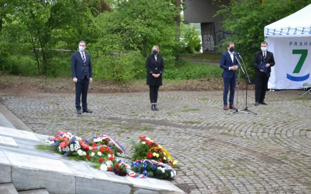 FOTO: V Holešovicích byla odhalena busta kluka z barikády. Byl zabit při povstání