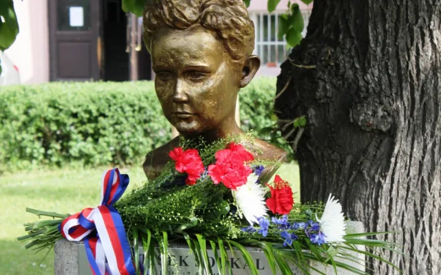 FOTO: V Holešovicích byla odhalena busta kluka z barikády. Byl zabit při povstání