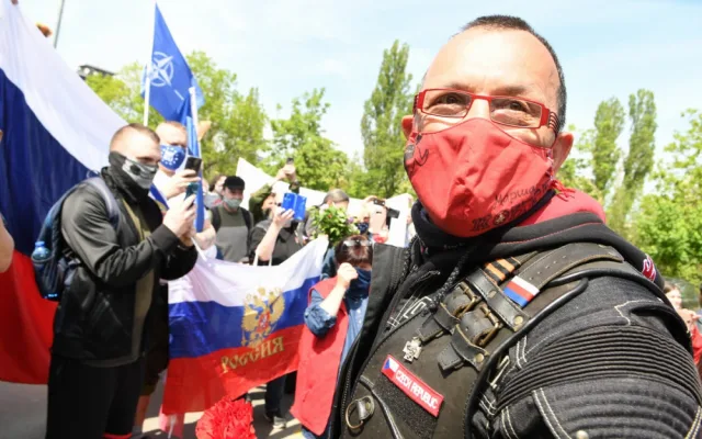 FOTOGALERIE: Čeští sympatizanti ruského motorkářského klubu Noční vlci přijeli na Olšanské hřbitovy