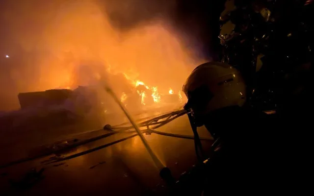 Rozsáhlý požár kovošrotu na Praze 15 zaměstnal dvě desítky jednotek hasičů.