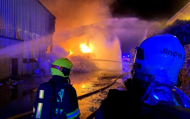 Rozsáhlý požár kovošrotu na Praze 15 zaměstnal dvě desítky jednotek hasičů.