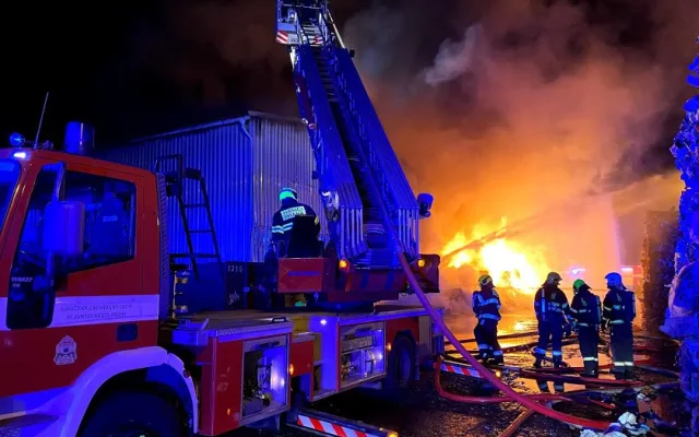 Rozsáhlý požár kovošrotu na Praze 15 zaměstnal dvě desítky jednotek hasičů.