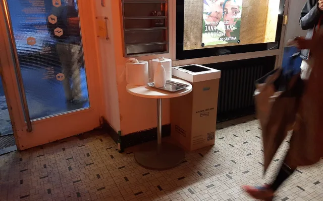 Dezinfekce je už běžnou součástí veřejného prostoru.